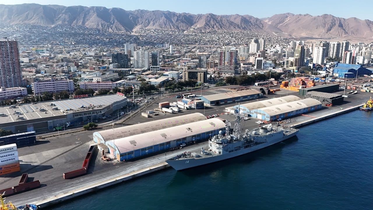 Fragata Almirante Latorre arribó a Puerto Antofagasta en el marco de las Glorias Navales