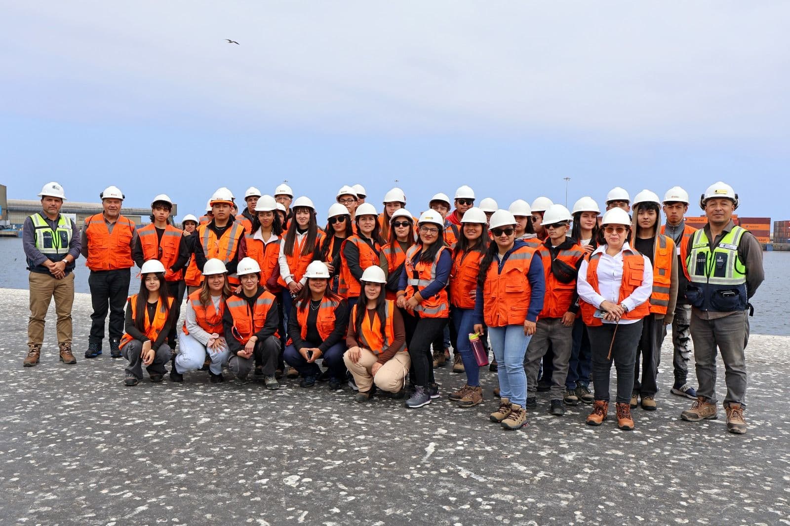 Estudiantes de Técnico en Logística de Inacap fortalecen su formación con visita a Puerto Antofagasta